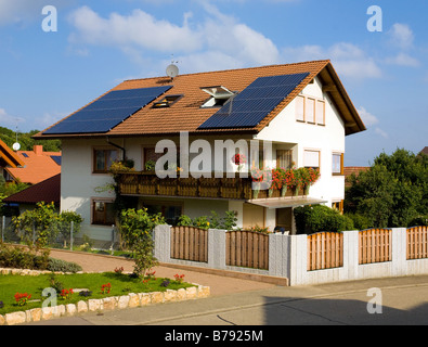 Casa con celle solari Foto Stock