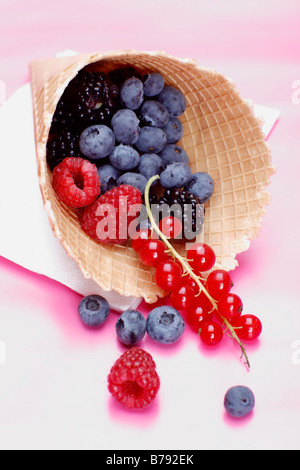 Cono gelato riempito con diversi frutti di bosco Foto Stock