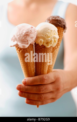 Donna che mantiene i gelati, sezione superiore, close-up Foto Stock