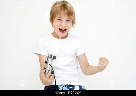 Little Boy (10-11) con paddle, gioia, il pugno di aggraffaggio Foto Stock