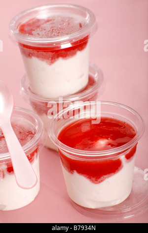 I bicchieri di plastica di più livelli di fragola e yogurt dessert Foto Stock