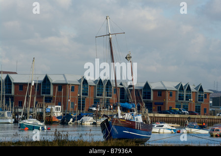 Uno Yacht arenarsi sulle velme del Fiume Adur Shoreham dal mare West Sussex Foto Stock