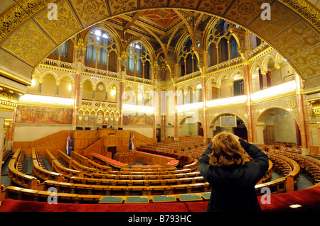 Un visitatore di scattare una foto degli interni del parlamento ungherese di Budapest, Ungheria. Foto Stock