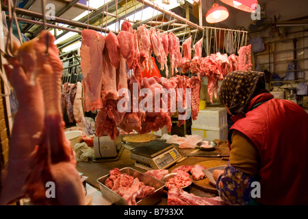 Un open air butcher shop in Hong Kong Foto Stock