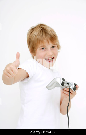 Little Boy (10-11) azienda paddle, gioia, il pollice in alto Foto Stock