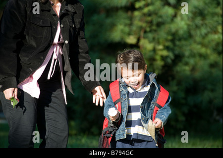 Ispanico madre e bambino di tre anni figlio pongono sul suo primo giorno di pre-scuola. Foto Stock