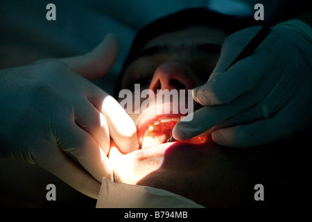 Dentista esaminando denti del paziente, il Cairo, Egitto Foto Stock