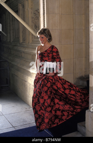 Un sorridente Diana Principessa di Galles indossando un red e black dress lasciando la Royal Albert Hall di Londra il 18 ottobre 1989 Foto Stock