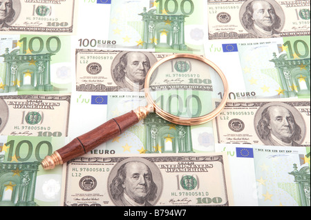 Oggetto sulla moneta bianca lente di ingrandimento con il denaro Foto Stock