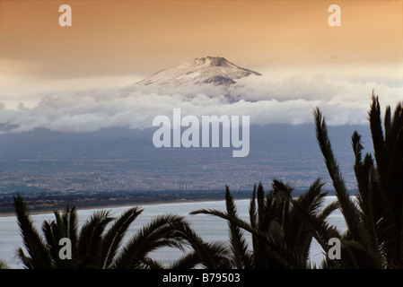 Il monte Etna si vede attraverso Golfo di Catania e la città di Catania Sicilia Italia Foto Stock