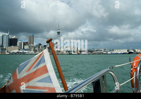 Vista della città di Auckland panorama con Sky Tower e da una barca saliing nel porto di Waitemata con drammatica cielo velato Foto Stock