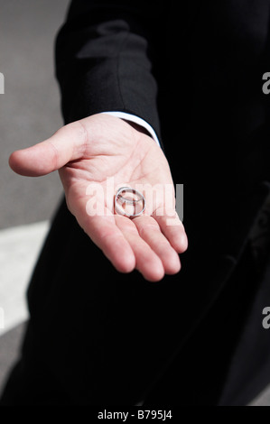 Miglior uomo tenendo gli anelli di nozze Foto Stock
