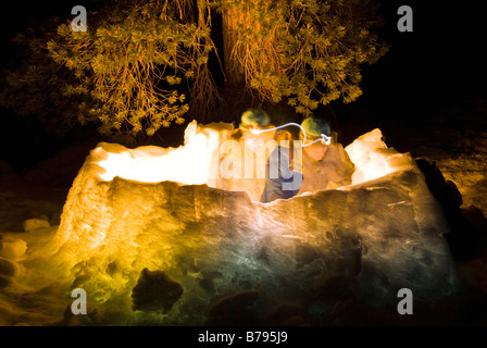 Backcountry rider in una cucina di neve di notte il Parco Nazionale di Yosemite in California Foto Stock