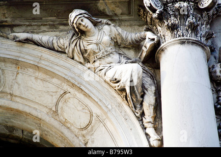 Dettagli scolpiti sulla chiesa di Santa Maria della Salute, Venezia, Italia Foto Stock