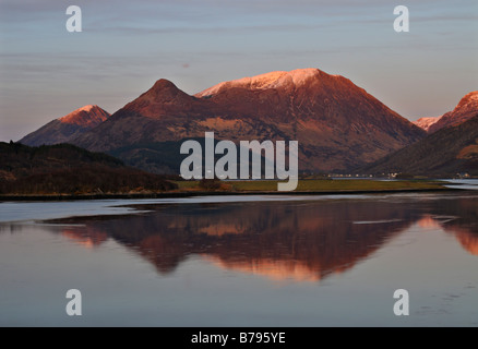 Serata calda luce sulle calme acque del Loch Leven e Snow capped Glencoe colline Glencoe Argyll Scozia occidentale Foto Stock