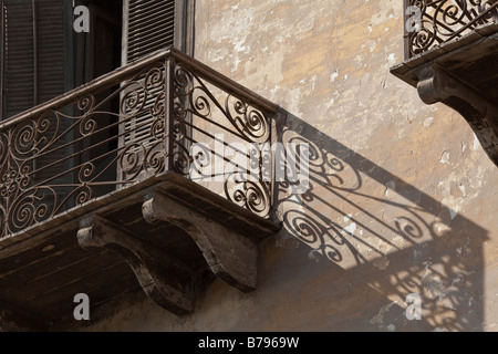 Griglia di ferro balconi in inizio xx secolo rovinato sontuosa casa, Samanhud, Egitto Foto Stock