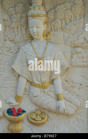 Decoratove figura di donna al Wat Na Phrameru in Ayutthaya, Thailandia Foto Stock