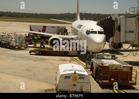 La manutenzione di un velivolo Qantas all'Aeroporto di Melbourne , Australia Foto Stock