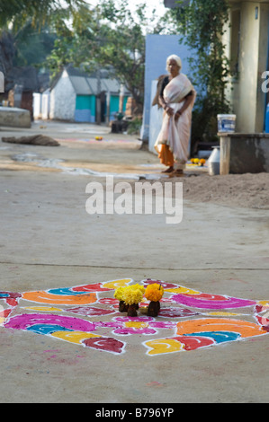 Rangoli design con fiori e sterco di vacca utilizzato in un Indiano street per celebrare il festival indù di Pongal Sankranti o. Andhra Pradesh, India Foto Stock