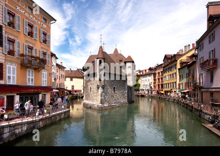 Fiume Thiou e il Palais de l'ile, Annecy, Haute Savoie, Francia. Foto Stock