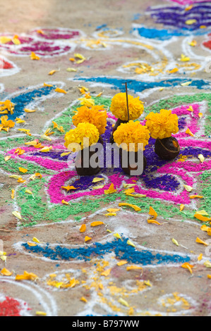 Rangoli design con fiori e sterco di vacca utilizzato in un Indiano street per celebrare il festival indù di Pongal Sankranti o. Andhra Pradesh, India Foto Stock