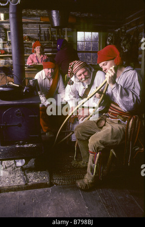 Storia viva "VOYAGEURS' RENDERE LE RACCHETTE DA NEVE alla storica "l'atterraggio - Minnesota River Heritage Park. SHAKOPEE, Minnesota. L'inverno. Foto Stock