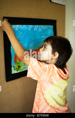 6 anno vecchio ragazzo perni in alto la sua illustrazione Foto Stock