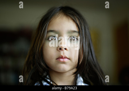 Bambina di cinque anni con un po' di verde ombretto applicato dalla propria mano Foto Stock