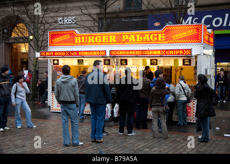 Coda per food & drink. Chip per la vendita Burger Palace un Mobile Snack Van o da asporto, Dundee, Scotland, Regno Unito Foto Stock