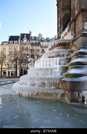 Acqua congelata alla Fontana degli Innocenti, vicino a Les Halles, Parigi, Francia, Europa Foto Stock