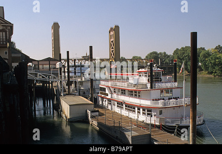 Sacramento, California, Delta King, storica ruota di poppa riverboat ormeggiato sul Sacramento, ora un ristorante e hotel. Foto Stock