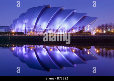 La Scottish Exhibition and Conference Centre si riflette nel fiume Clyde, Glasgow, Scotland, Regno Unito. Foto Stock