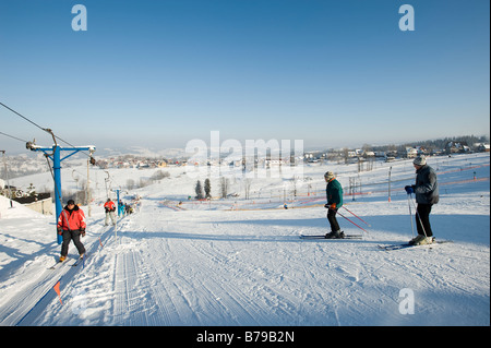 Gli sciatori sulle piste in Bukowina Tatrzanska Monti Tatra Regione di Podhale Polonia Foto Stock