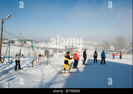 Gli sciatori sulle piste in Bukowina Tatrzanska Monti Tatra Regione di Podhale Polonia Foto Stock