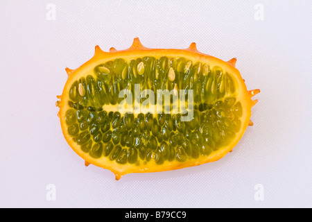 Fette di frutta Kiwano su un bianco bordo di taglio Foto Stock