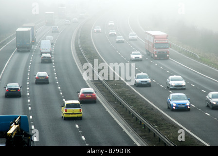 Autostrada nella nebbia. Foto Stock