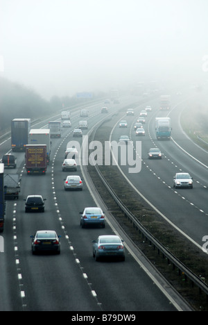 La guida in caso di nebbia autostrada. Foto Stock