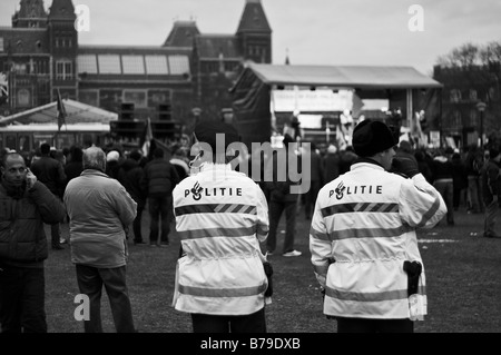 La polizia di Amsterdam osservare manifestanti pacifici per il 2009 della violenza a Gaza di fronte al Rijksmuseum sulla Museumplein Foto Stock