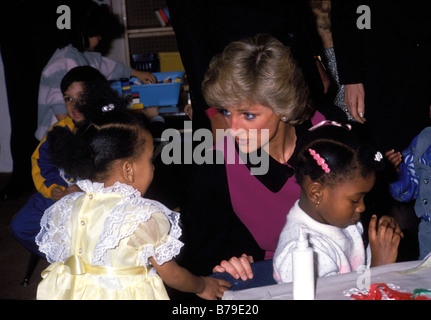 La principessa Diana parla a (ONU-named) ragazza nella famiglia di Urban Center. Henry Street Settlement. La città di New York. Stati Uniti d'America. Foto Stock
