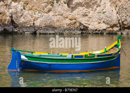 Luzzu pesca barca ormeggiata in Inland Sea, Il-Qawra, Dwejra, Gozo, Malta Foto Stock