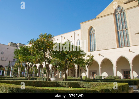 Santa Chiara la chiesa e convento di cloistry Napoli Campania Italia Foto Stock