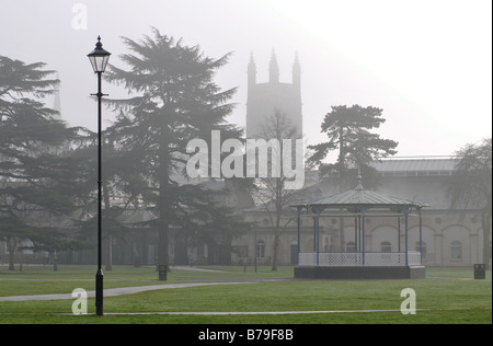 Camera della pompa di giardini e di tutti i Santi la Chiesa Parrocchiale in inverno la nebbia, Leamington Spa, Regno Unito Foto Stock