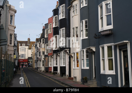 Regno Unito, Inghilterra, 17 gennaio 2009. Una scena di strada in Brighton mostra case Terrazza vicino al lungomare. Foto Stock