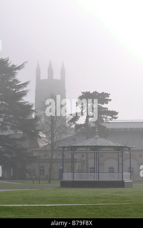 Camera della pompa di giardini e di tutti i Santi la Chiesa Parrocchiale in inverno la nebbia, Leamington Spa, Regno Unito Foto Stock