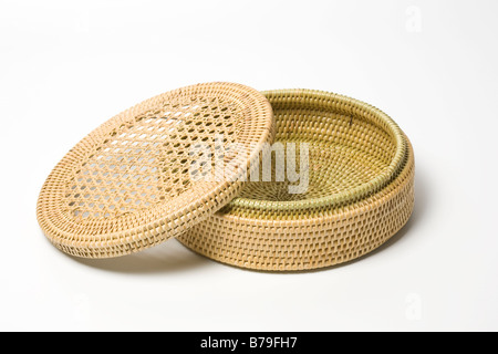 Cestello realizzato da tessuti rattan Sabah Borneo Foto Stock