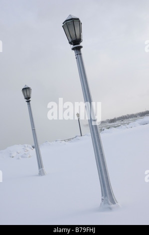 Lampade stradali su una coperta di neve street di Niagara Falls Foto Stock