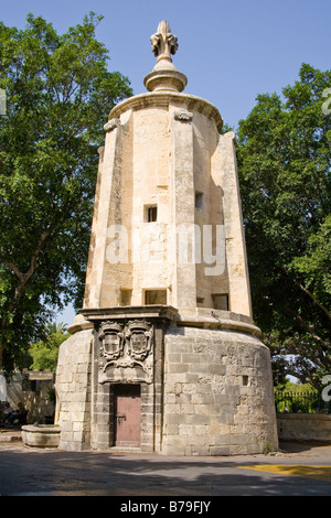 Fontana e il monumento in una strada vicino a Maglio di giardini e il Mall, Floriana, Valletta, Malta Foto Stock