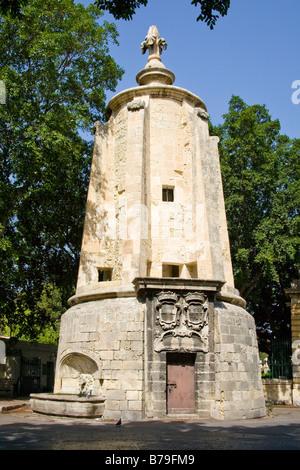 Fontana e il monumento in una strada vicino a Maglio di giardini e il Mall, Floriana, Valletta, Malta Foto Stock