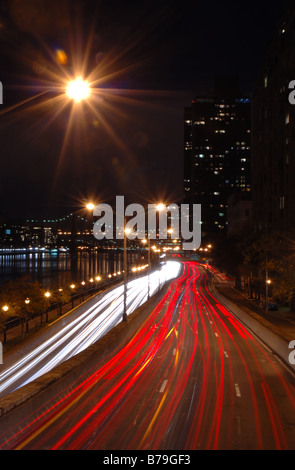 Traffico sfocata di notte sul FDR Drive nella città di New York New York STATI UNITI D'AMERICA Foto Stock