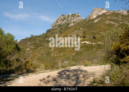 La via che conduce al XII secolo il castello moresco, Vall de Gallinera, Marina Alta, Provincia di Alicante, Comunidad Valenciana, Spagna Foto Stock